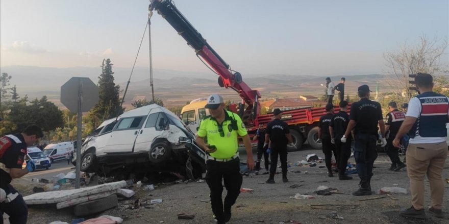 Gaziantep'te seyir halindeki kamyon trafik ışığındaki 3 araca çarptı: 6 ölü, 16 yaralı