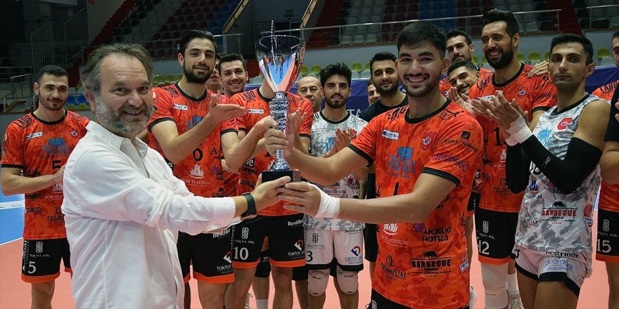 Alanya Belediyespor, 9. TSYD İzmir Voleybol Turnuvası'nda şampiyon oldu