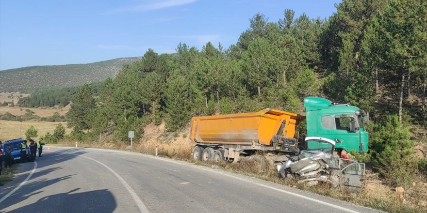 Kütahya'da tırla çarpışan otomobildeki 2 kişi öldü