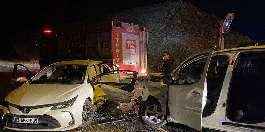 Şanlıurfa'da hafif ticari araç ile otomobilin çarpıştığı kazada 11 kişi yaralandı