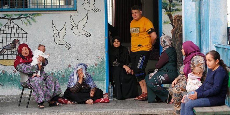 BM Filistinli Mültecilere Yardım Ajansı: Gazze'de yaklaşık 74 bin Filistinli okullarımıza sığındı