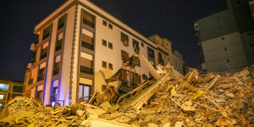 İzmir'de kontrollü yıkım sırasında bir binanın çökmesiyle ilgili soruşturma başlatıldı