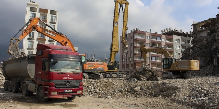 İskenderun'da bina yıkım ve enkaz kaldırma çalışmaları sürüyor