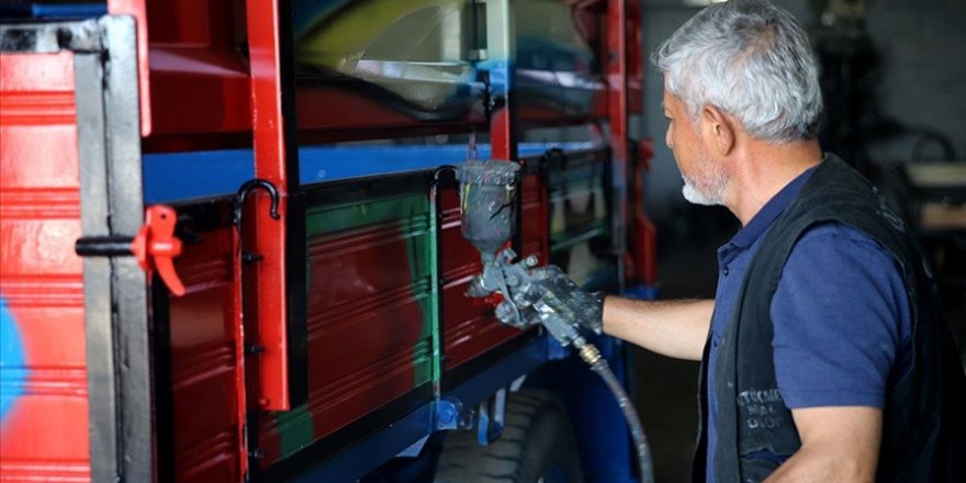 Traktör römorklarını 44 yıldır resimlerle süslüyor