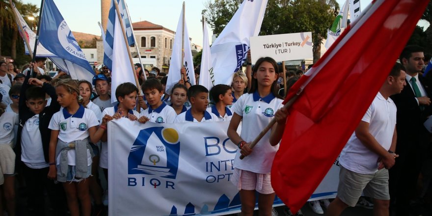 11. Bodrum Uluslararası Optimist Yarışları kortej yürüyüşüyle başladı