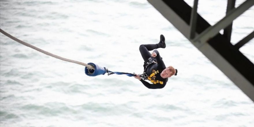 Yeni Zelandalı Mike Heard, 24 saatte 941 bungee jumping atlayışıyla dünya rekoru kırdı