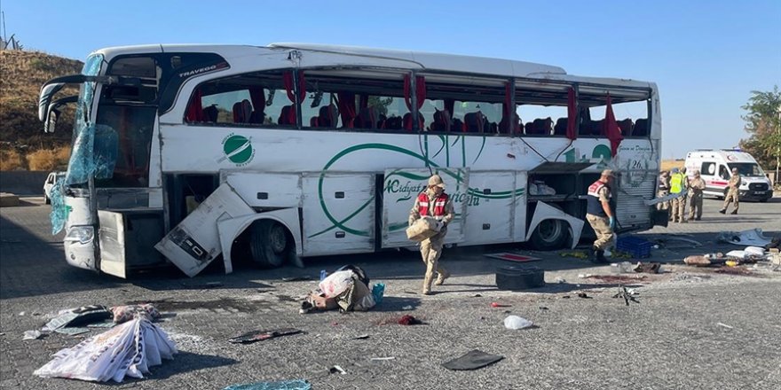 Şanlıurfa'da otomobille çarpışan otobüsün devrilmesi sonucu 2 kişi öldü, 25 kişi yaralandı