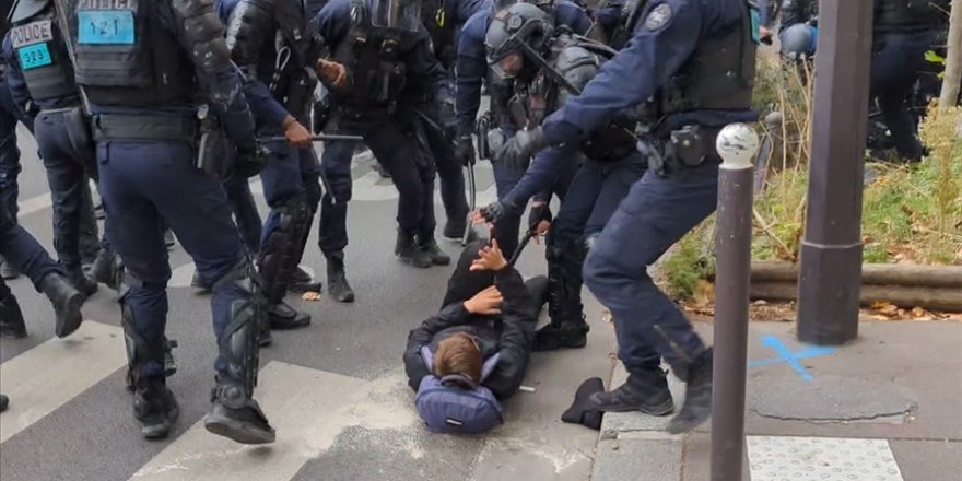 Paris'te maaş artışı talebiyle yürüyen protestoculara polisten sert müdahale