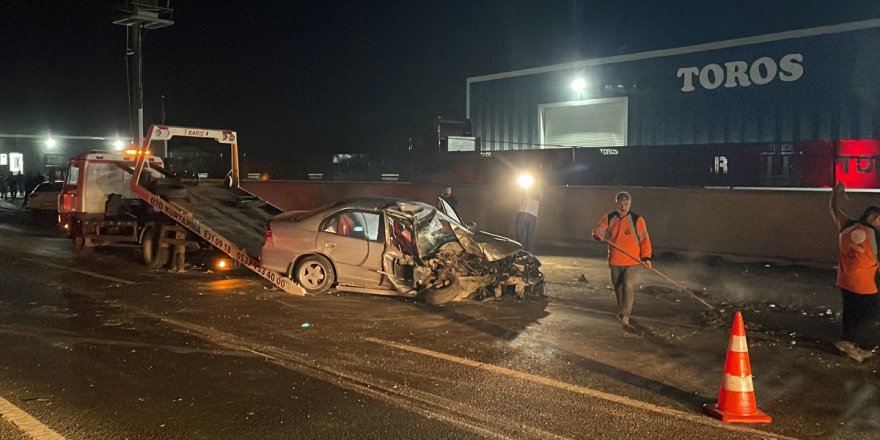 İzmir'de işçi servisleri ve otomobilin karıştığı kazada 6 kişi yaralandı