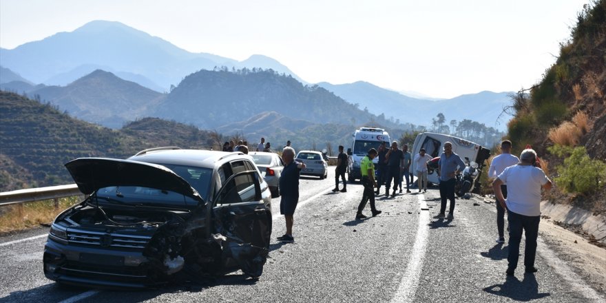 Muğla'da iki aracın çarpıştığı kazada 5 kişi yaralandı