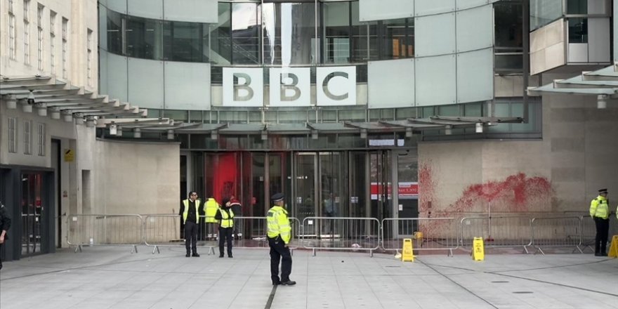 İsrail-Filistin çatışmalarına ilişkin yayın politikasını protesto etmek için BBC binası kırmızıya boyandı