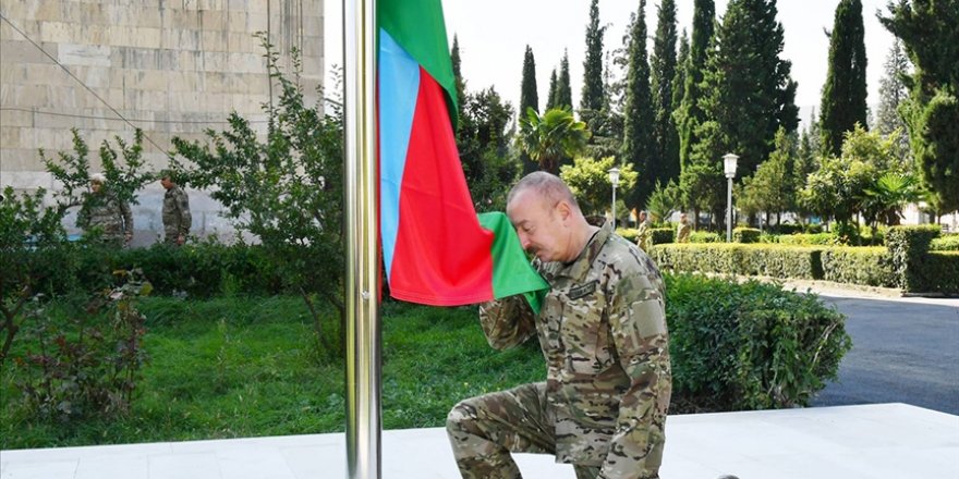 Azerbaycan Cumhurbaşkanı Aliyev, Hankendi ve Hocalı'da Azerbaycan bayrağını göndere çekti