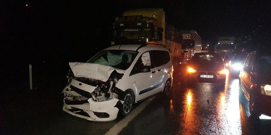 Anadolu Otoyolu Kocaeli geçişinde 26 aracın karıştığı kazada 2'si ağır 13 kişi yaralandı