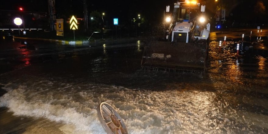 Fatsa'da sağanak nedeniyle çok sayıda ev ve iş yerini su bastı