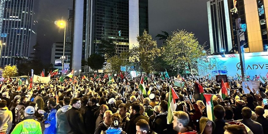 İsrail'in Gazze'deki hastaneye saldırısı protesto ediliyor