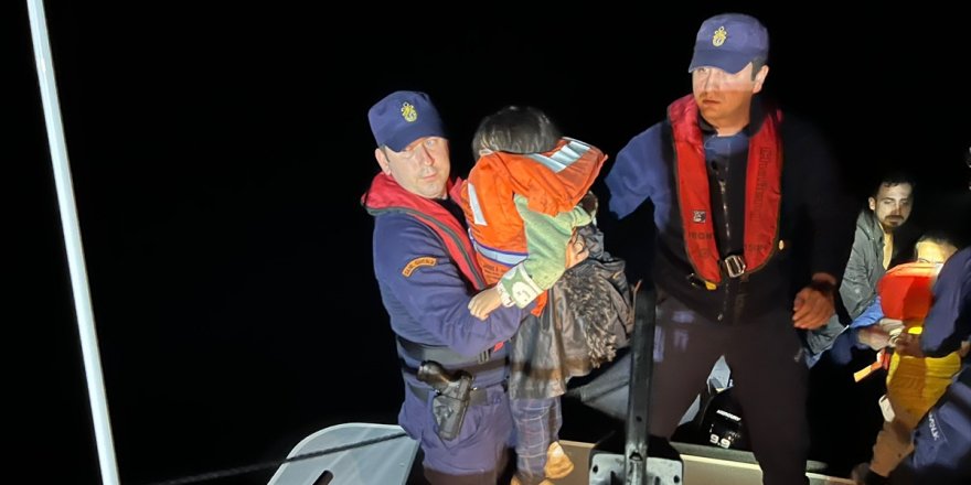 İzmir açıklarında 78 düzensiz göçmen kurtarıldı, 103 göçmen yakalandı