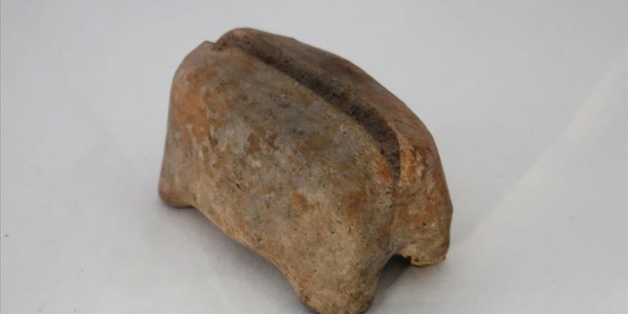 İzmir'deki Ulucak Höyüğü kazılarında 7 bin 700 yılık kil obje bulundu