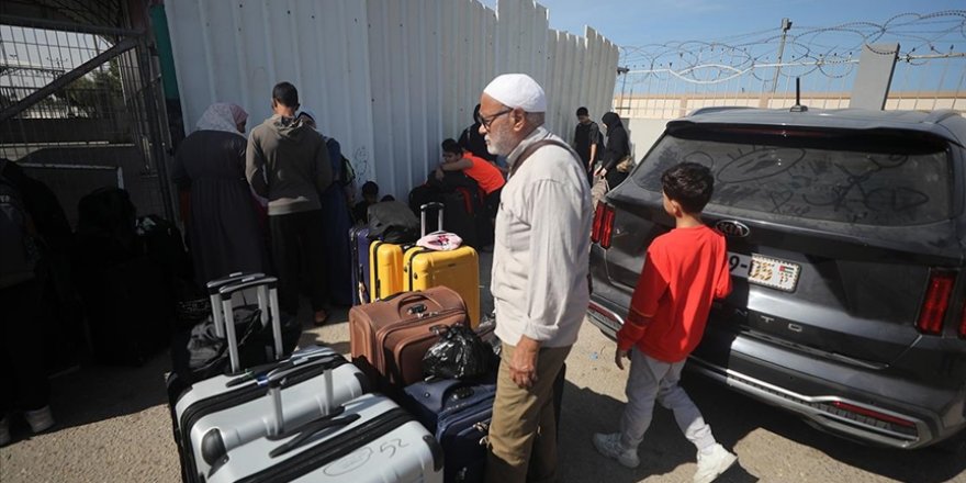 Gazze'de mahsur kalan yabancıların sınır kapısındaki bekleyişi sürüyor