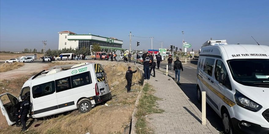 Aksaray'da işçi servisi ile kamyonetin çarpıştığı kazada 2 kişi öldü, 15 kişi yaralandı