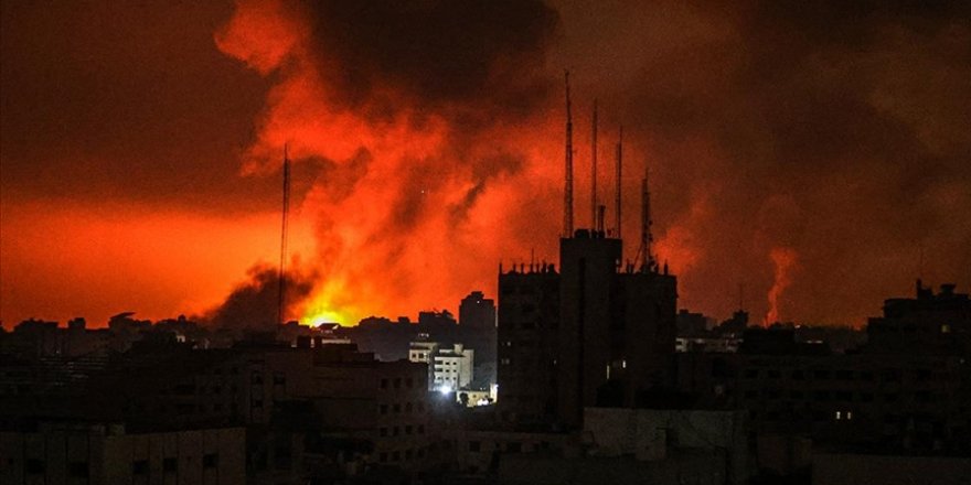 İsrail, saldırıların 22'nci gününde Gazze'yi yoğun bombardımana tuttu