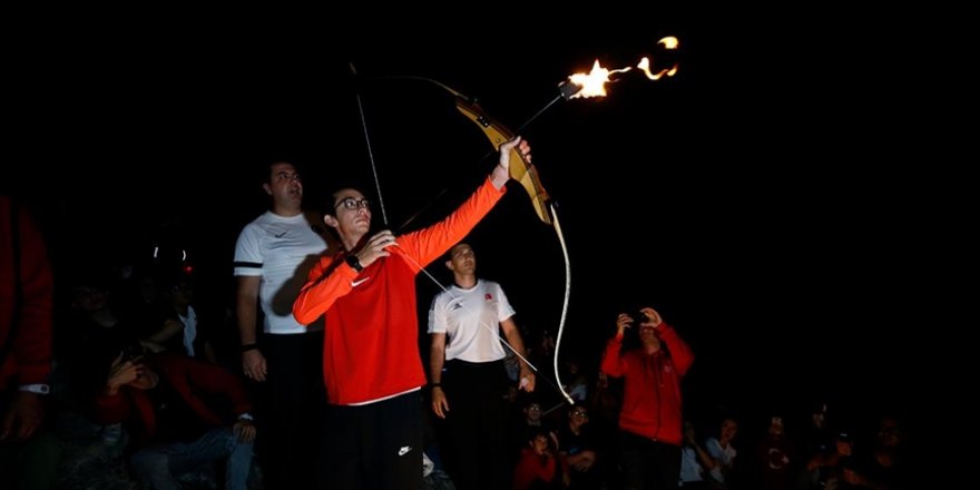 Milli okçu Mete Gazoz, Yanartaş'ta "Türkiye Yüzyılı"nın ateşini yaktı