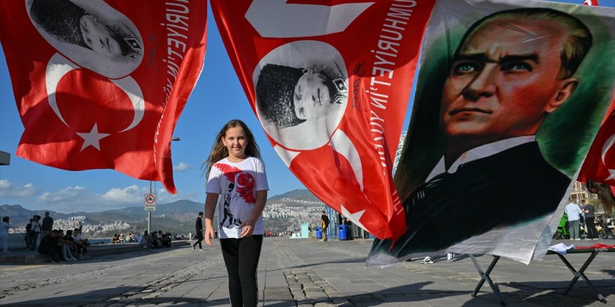 İzmir'de Cumhuriyet'in 100. yıl dönümünde binalar bayraklarla süslendi