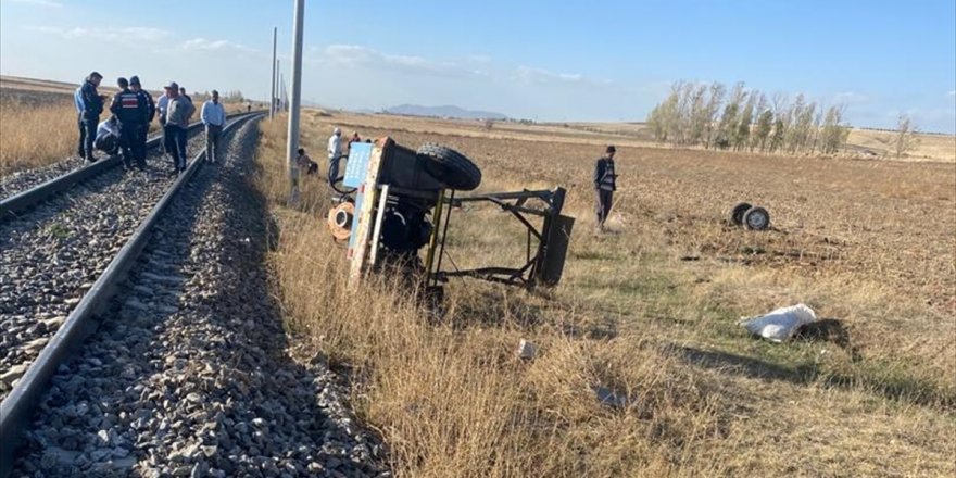 Afyonkarahisar'da hemzemin geçitte trenin çarptığı tarım aracı sürücüsü öldü