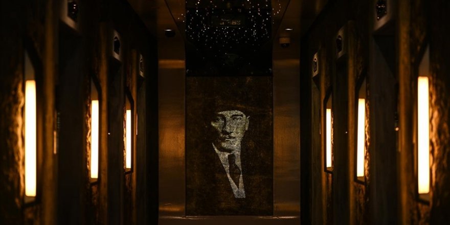 İzmir'de "Karanlıkta Akan Bir Yıldız: Mustafa Kemal Atatürk" sergisi açıldı