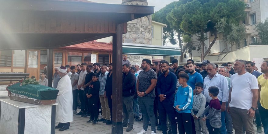 İzmir'de eşi tarafından bıçaklanarak öldürülen kadının cenazesi toprağa verildi