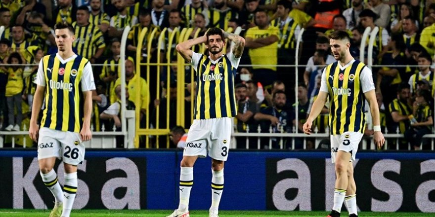 Galibiyet serisi sona eren Fenerbahçe, liderliği Galatasaray'a kaptırdı