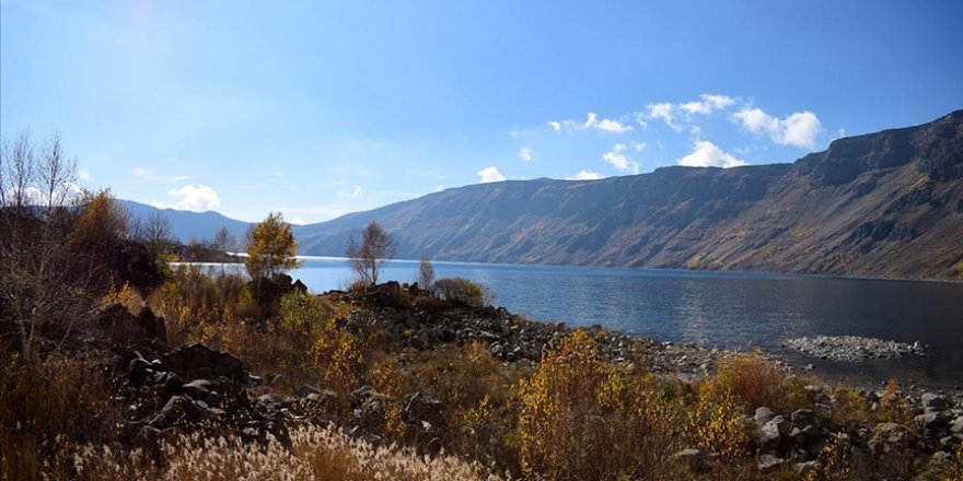 Nemrut Krater Gölü, sonbaharda da ziyaretçilerini ağırlıyor