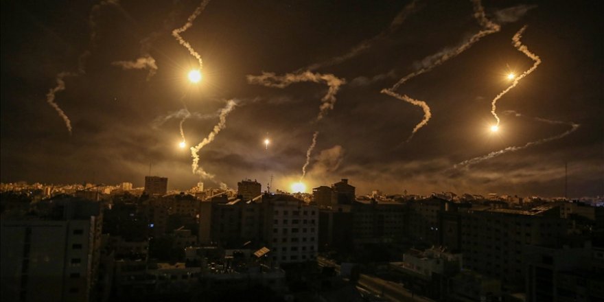 İsrail, savaşın ikinci ayına girerken gece boyu Gazze'deki sivillerin üzerine bomba yağdırmayı sürdürüyor