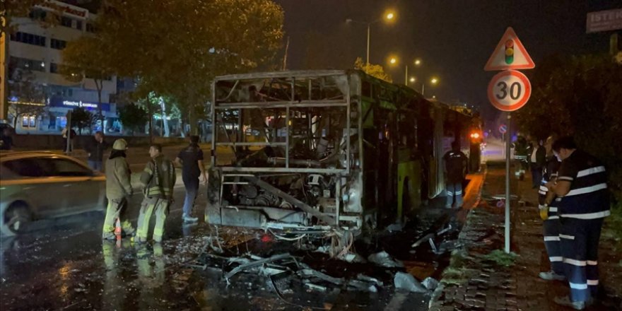 Başakşehir'de seyir halindeki İETT otobüsü yandı