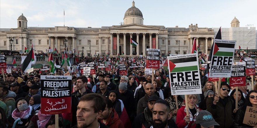 İsrail'e silah satan Fransız şirketin Londra'daki merkezi kırmızı boyayla protesto edildi