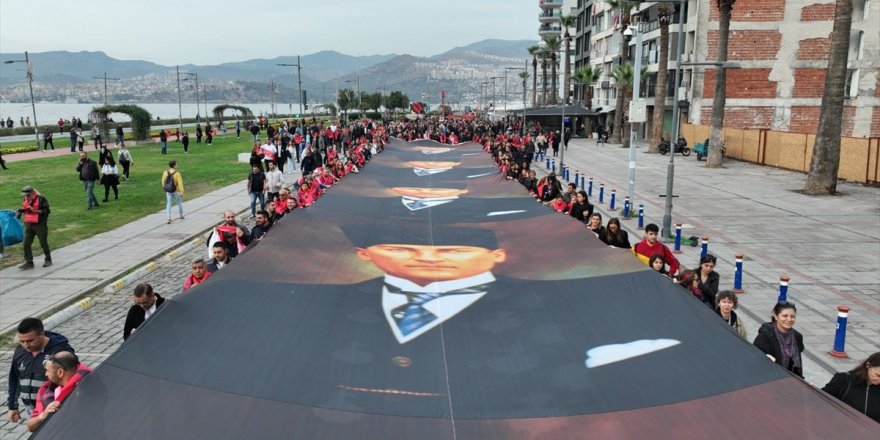 İzmir'de "Ata'ya Saygı Yürüyüşü" düzenlendi