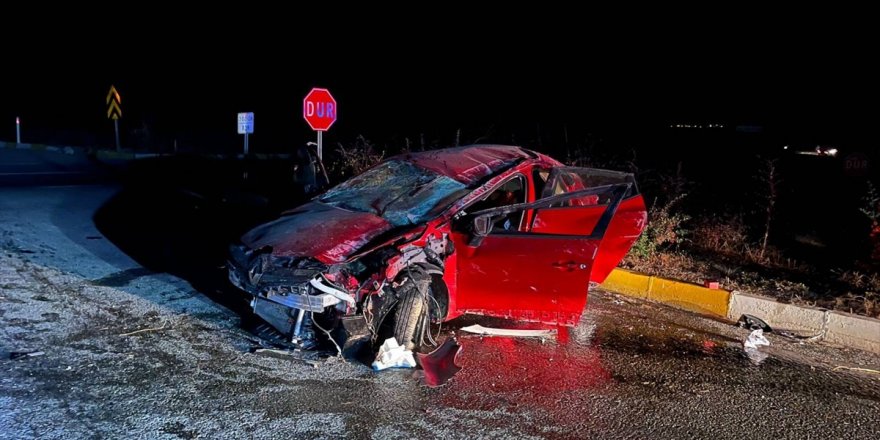 Afyonkarahisar'da refüje çarpan otomobilin sürücüsü öldü