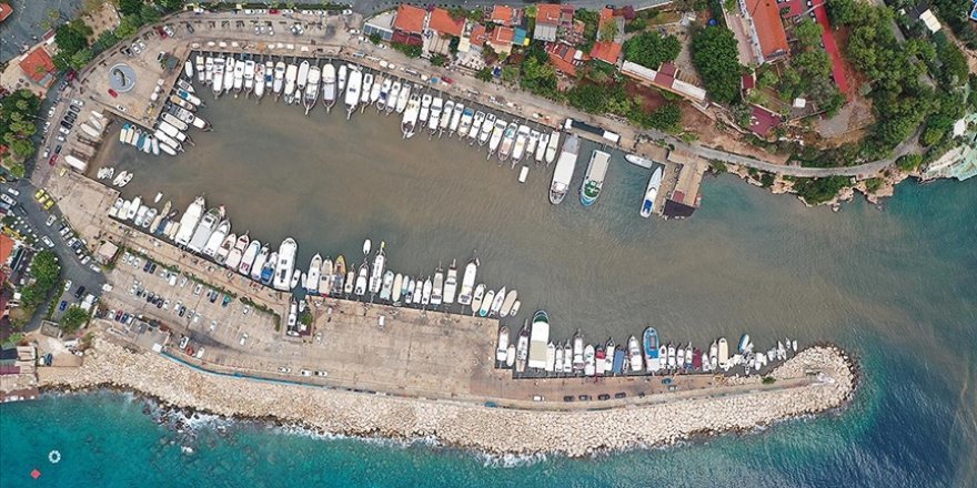 Kaş'ta yağmurun ardından denizin rengi değişti