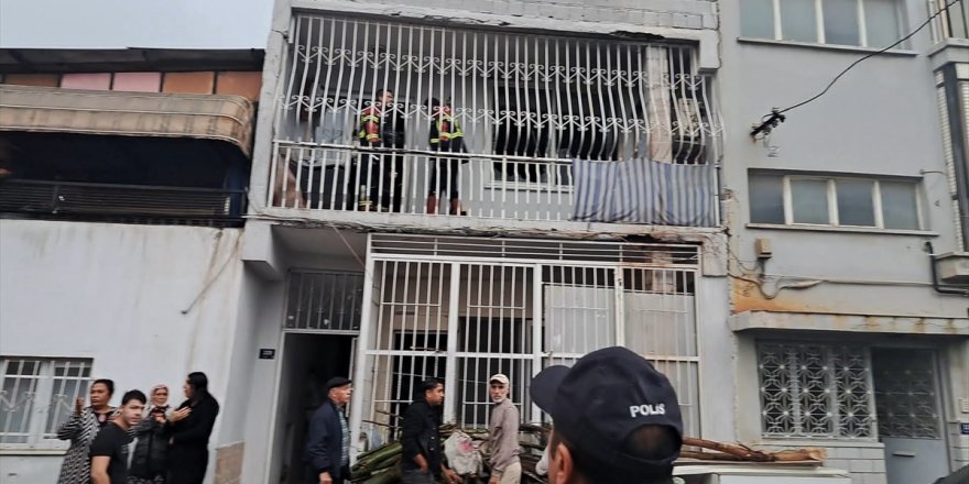Aydın'da evde çıkan yangında dumandan etkilenen 2 çocuk hastaneye kaldırıldı