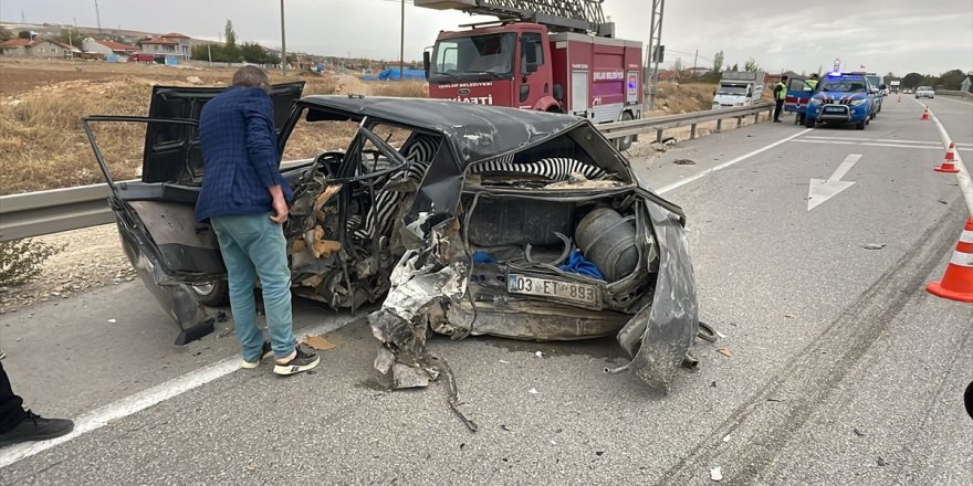 Afyonkarahisar'da iki otomobilin çarpıştığı kazada 1 kişi öldü, 4 kişi yaralandı