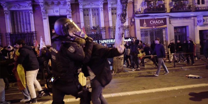 Katalanlara af girişimine ve Başbakan Sanchez'e karşı düzenlenen gösterilere polis müdahale etti