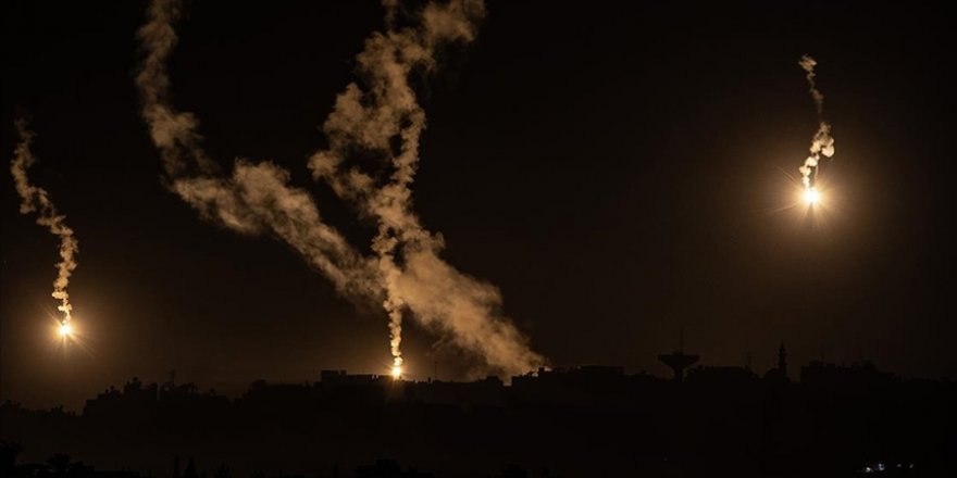 İsrail savaş uçakları ve topçuları Gazze Şeridi'nin orta ve kuzey kesimlerini bombaladı