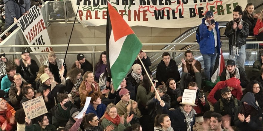 Hollanda'nın birçok şehrinde Filistin'e destek için oturma eylemleri yapıldı