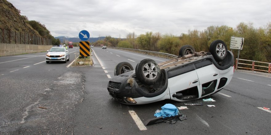 Uşak'ta takla atan otomobilin sürücüsü yaralandı