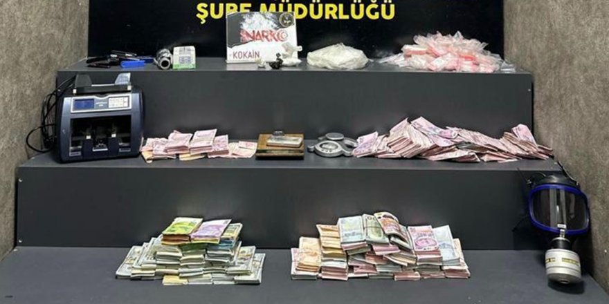 İzmir'de uyuşturucu baskınında 8 milyon lira değerinde döviz ele geçirildi