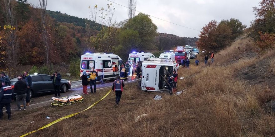 Amasya'da devrilen otobüsteki 20 yolcu yaralandı