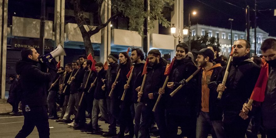 Atina'da 1973 ayaklanması için binlerce gösterici 'ABD dışarı' sloganlarıyla yürüyüş düzenledi