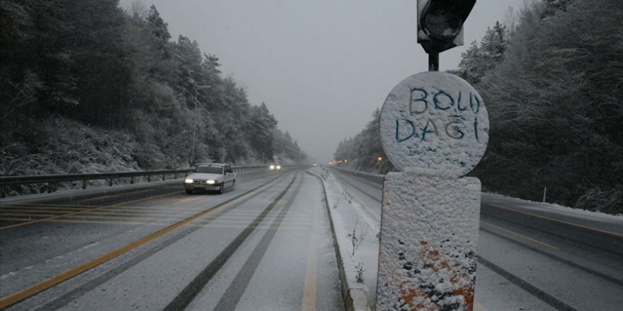 Bolu'da kar yağışı etkili oluyor