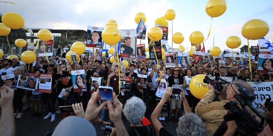 Gazze'deki İsrailli esirlerin aileleri, Batı Kudüs'te Netanyahu'nun ofisi önünde toplandı