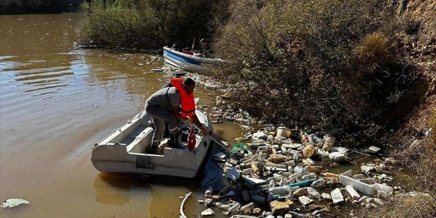 Bodrum'daki Bitez Barajı'ndaki atıklar bot yardımıyla temizlendi