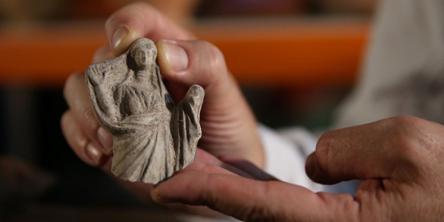 Manisa'daki Aigai Antik Kenti kazısında Demeter heykelcikleri bulundu
